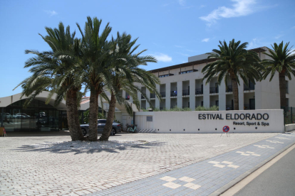 La entrada del hotel El Dorado de Cambrils, en cuyo interior sucedió el violento ataque.