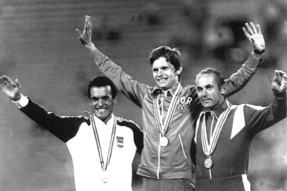 Llopart, a l’esquerra, amb la medalla a Moscou’80.