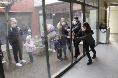 Dos padres y una profesora del Frederic Godàs intentan abrir la puerta que el colegio pide cambiar.