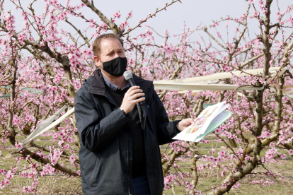 La floración de los fruteros atrae a una setentena de personas en Alcarràs en una ruta guiada adaptada a las restricciones