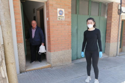 Un client a la botiga d’aliments dels Torms, municipi que no ha tingut ni un cas de coronavirus en tota la pandèmia.