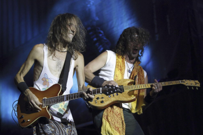 El guitarrista y cantante de Extremoduro, Robe Iniesta (izquierda), e Iñaki Antón durante un concierto en Madrid.