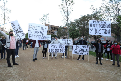 Algunes de les pancartes de la concentració d’ahir, en la qual hi va haver unes 250 persones.