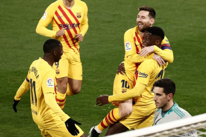 Messi se abraza a Ilaix Moriba tras marcar el 0-2 el joven canterano.