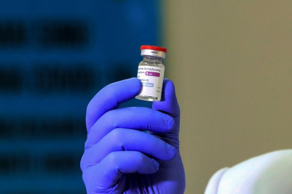 Imatge d’un vial de la vacuna d’AstraZeneca, antivirus immers en la polèmica.