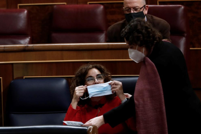 La ministra Montero, ayer en el Congreso se pone la mascarilla.