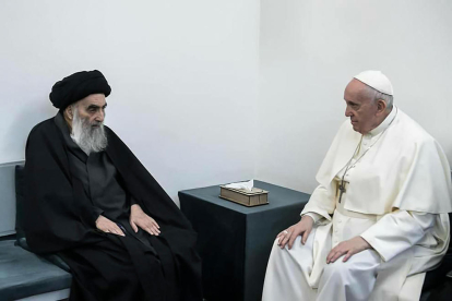 Un momento de la reunión entre el ayatolá Ali al Sistani y el papa Francisco en Nayaf.