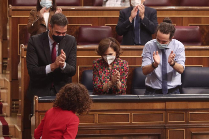 El president Sánchez i dos dels vicepresidents, Calvo i Iglesias, aplaudint Montero, ahir.