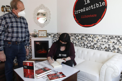 Ramona Solé va firmar exemplars de ‘Bisturí’ a la irreductible i Eva Baltasar (dreta) va presentar ‘Boulder’ al Cafè del Teatre.