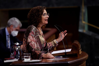 La ministra d'Hisenda, María Jesús Montero, durant la seua rèplica al Congrés aquest dijous durant la segona jornada de debat a la totalitat dels Pressupostos de 2021.