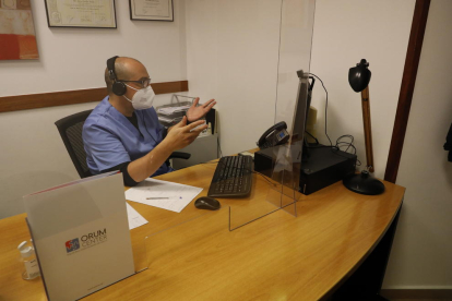 El psicòleg Víctor Tello, d’Orum Center, durant una sessió de teràpia en línia.