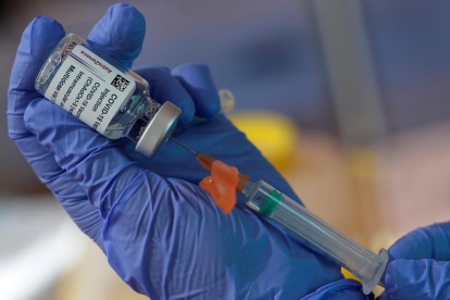 Una sanitària prepara una dosi de la vacuna d'Astrazeneca.