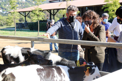 La consellera d'Acció Climàtica, Teresa Jordà, parlant amb un responsable de la granja Can Gel de Dosrius.