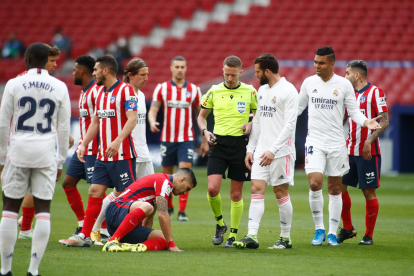 Luis Suárez s’aixeca després de rebre la trompada d’un contrari.