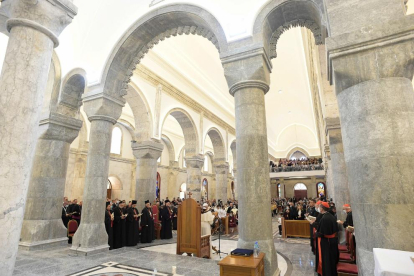 El papa FRancisco oficiando a misa en la catedral de Qaraqosh, destruida por Estado Islámico.