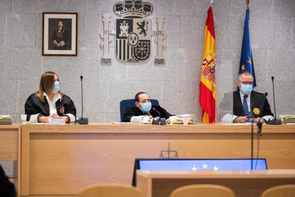 El magistrat Alfonso Guevara, al centre, va protagonitzar ahir una nova polèmica.