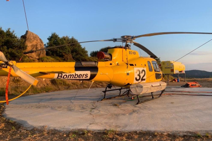 Un helicòpter actuant des de l’heliport de Tiurana.
