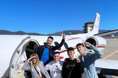 Los ‘youtubers’ en el avión que cogieron en La Seu.