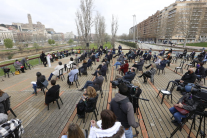 El acto institucional se celebró por primera vez en la pasarela ante la plaza Blas Infante de Lleida debido a los protocolos de la Covid-19. 