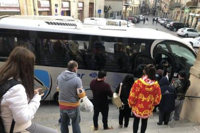 Viajeros suben al bus que sustituye al tren cancelado en Tàrrega.