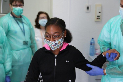 La nena de 12 anys acompanyada pels metges que la van ajudar a superar la malaltia.