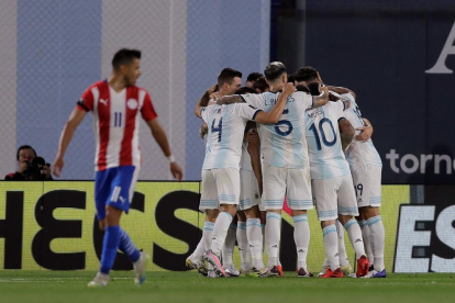 Messi i la resta de la selecció celebra el primer gol.