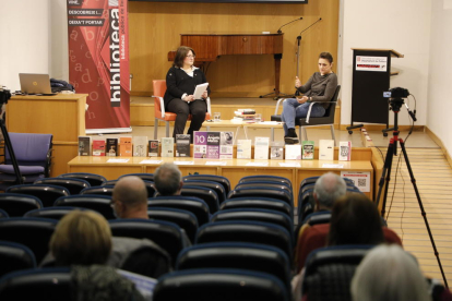 La periodista de SEGRE Anna Sàez i l’escriptora Àngels Marzo, ahir a la Biblioteca Pública de Lleida.