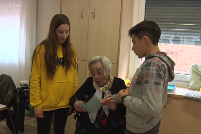 Alumnes de Guissona duen a terme un projecte per acostar els adolescents amb les persones grans