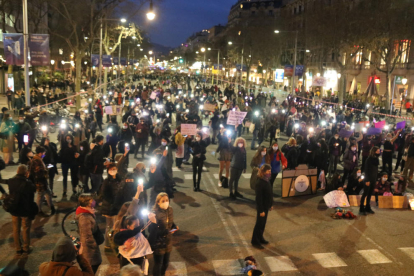 Un momento de la manifestación organizada ayer en Barcelona, donde 3.600 mujeres respetaron la distancia de seguridad.