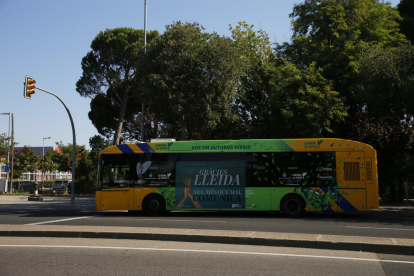 Imatge d’arxiu d’un autobús urbà recorrent la ciutat.