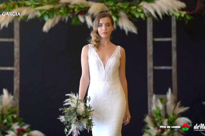 Imatge de la desfilada virtual de vestits de núvia de Denuvis.