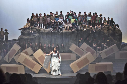 El Gran Teatre de Cervera va acollir l’estrena del Festival de Pasqua amb la cantata ‘L’espill encantat’.