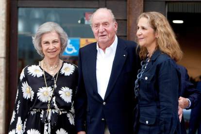 Juan Carlos I con su esposa Sofía y su hija Elena.
