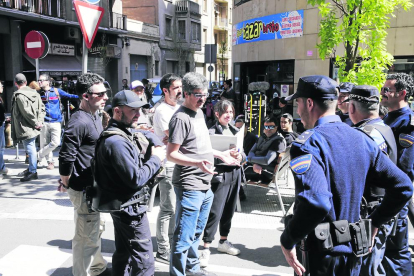 El director Ramon Térmens dando instrucciones a los ‘policías nacionales’ en la calle General Brito.