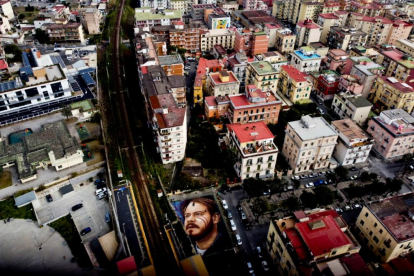 El artista callejero Jorit pinta un enorme retrato de Pablo Hasél en Nápoles