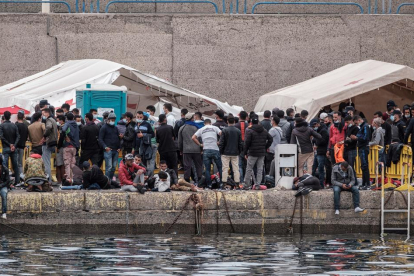 Molts migrants es troben des de fa dies amuntegats al moll d’Arguineguín.