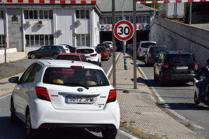 Tráfico denso ayer en la N-145 para acceder a Andorra desde la frontera de La Farga de Moles. 