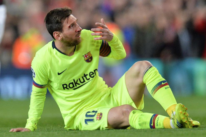 Leo Messi, a terra després de ser agredit per Smalling.