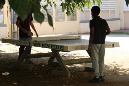 Imagen de dos internos jugando al ping-pong en el patio del Complejo Asistencial en Salud Mental Benito Menni de Sant Boi de Llobregat.