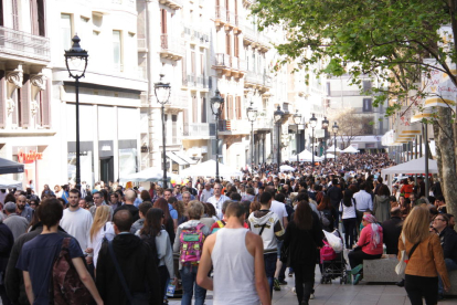 El Portal de l'Àngel de Barcelona, ple de gom a gom durant un Diada de Sant Jordi prepandèmia.