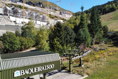 Al fondo, las obras de la pleta Arriu, en el entorno de la estación de esquí de Baqueira.