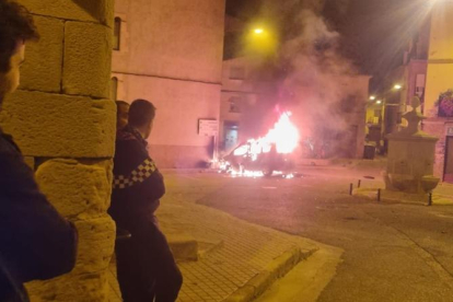 Arde una furgoneta en Cervià tras un espectáculo de fuegos artificiales