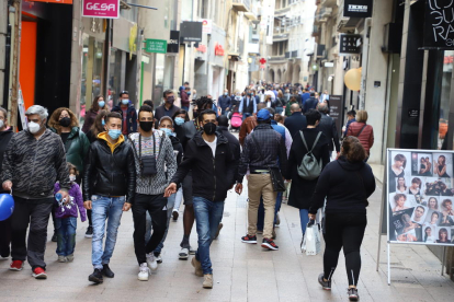 Varias personas paseaban ayer por el Eix Comercial de Lleida en el primer fin de semana de confinamiento comarcal.