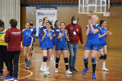 Las jugadoras de la Associació saludan al público tras el partido.