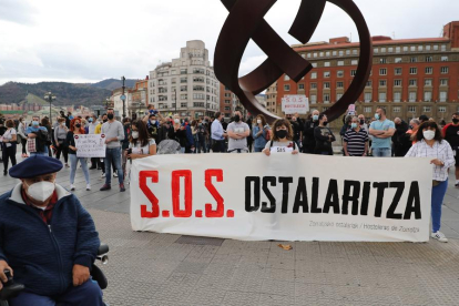 La protesta del sector hostelero del País Vasco, ayer en Bilbao.