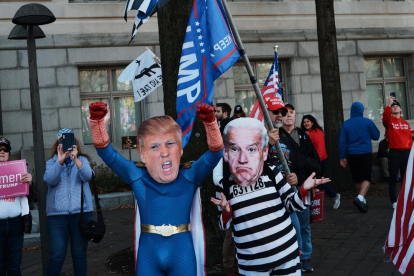 Simpatitzants de Donald Trump van protestar contra el “frau electoral” dissabte a Washington.