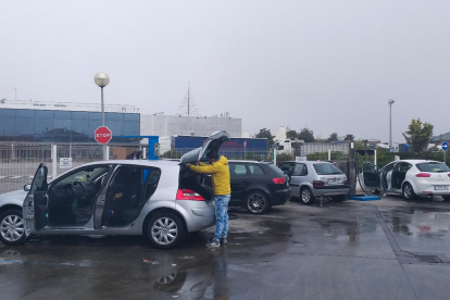 Conductors ahir en un rentador de cotxes a Golmés.