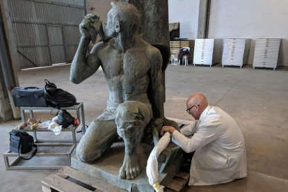 El restaurador Ramon Solé va començar ahir la neteja de l’escultura que lluirà a la Biennal de Venècia.