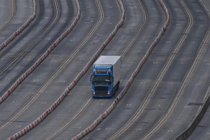 Un camió s’aproxima a un control al port britànic de Dover, al Regne Unit.