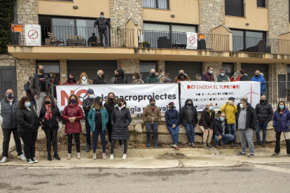 Unas setenta personas, miembros de once entidades sociales del territorio, acudieron a la convocatoria contra los macroparques eólicos.